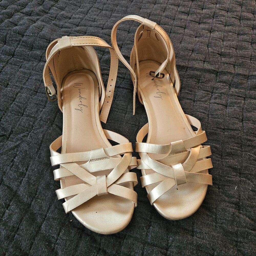 Wonderly Womens Gold Sandals size 7